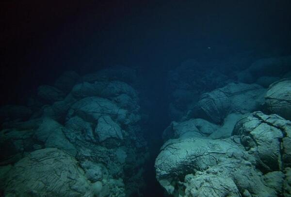 世界上最深的深渊，马里亚纳海沟（最深处10911米）
