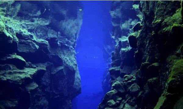 马里亚纳海沟通往地心，海底11034米/打通地心还差的远