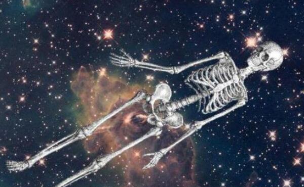 宇航员太空拍摄到浮尸，漂浮几百万年/可诞生外星生命