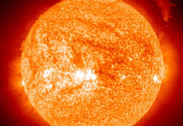 红超巨星有多大，太阳质量的100倍（最大的比太阳大45亿倍）