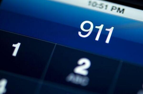 911小女孩电话录音事件，女孩父母被杀（接警员机智安抚）