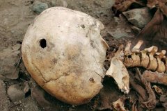 秘鲁考古惊现巨大头骨 科学家认为是外星人骨骼