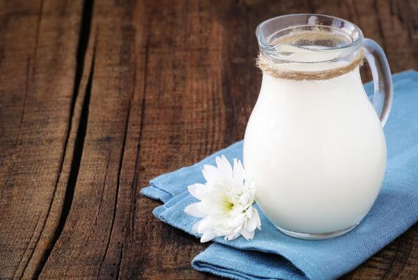 全脂牛奶和脱脂牛奶的区别，含脂肪量不同（肥胖人喝脱脂牛奶）