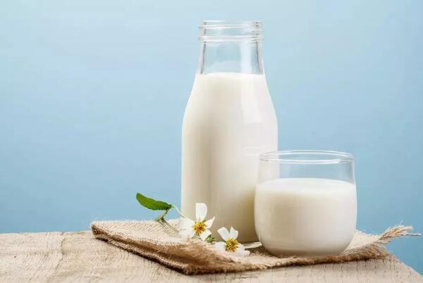 全脂牛奶和脱脂牛奶的区别，含脂肪量不同（肥胖人喝脱脂牛奶）
