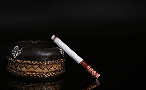 茶烟和香烟哪个危害大，香烟危害更大（长抽茶烟也易上瘾）