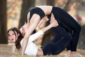 坚持练瑜伽的好处，使人身心健康/形体更加完美/延缓衰老