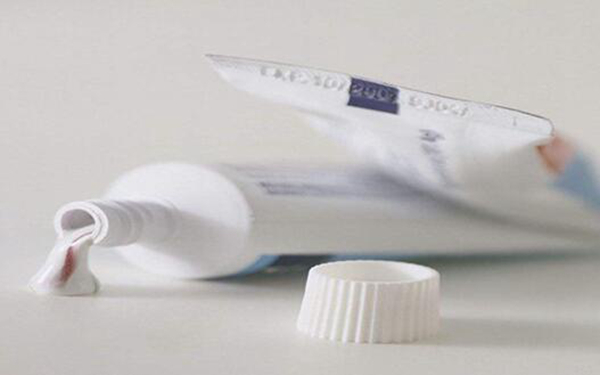 牙膏可以代替洗洁精吗 可以（同样具有清洁功能）