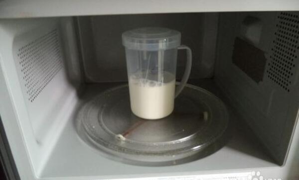 袋装牛奶可以放微波炉加热吗，不可以（可能会爆炸或中毒）