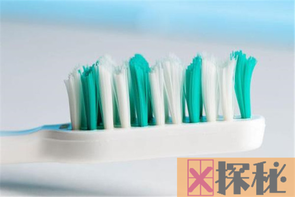 牙刷上的黑渍怎么清除 涂抹醋或牙膏(环境潮湿导致)
