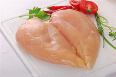 冻鸡胸肉表层变白怎么回事 可能是脂肪蛋白质结合物