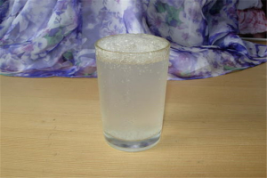 屈臣氏苏打水兑什么喝 可以加入柠檬水或者白砂糖