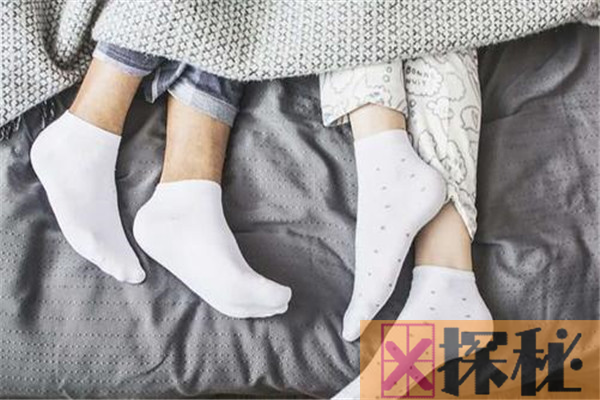 晚上睡觉穿袜子的坏处 穿袜子睡觉对身体的影响
