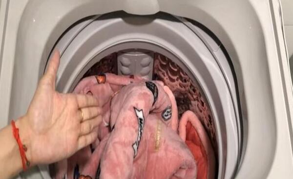 毛衣能放洗衣机脱水吗，能（脱水时间控制在1分钟）
