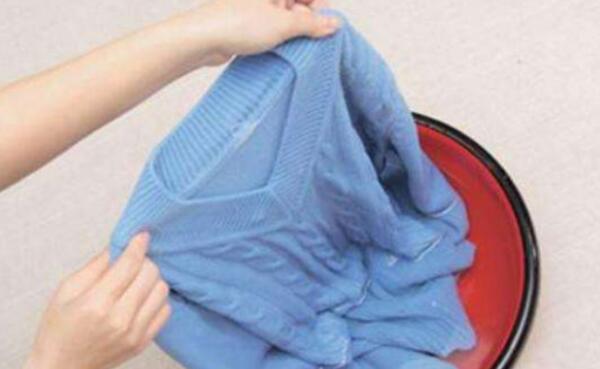 毛衣能放洗衣机脱水吗，能（脱水时间控制在1分钟）