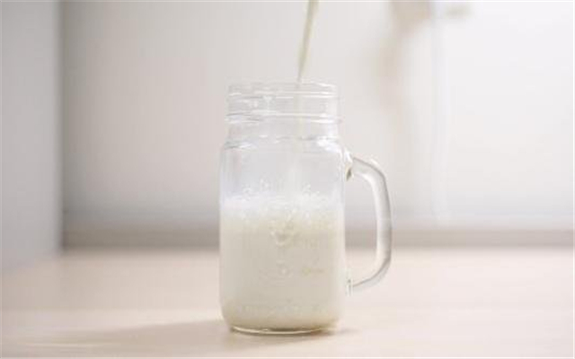纯牛奶过期10天能喝么 纯牛奶过期后还有哪些用处