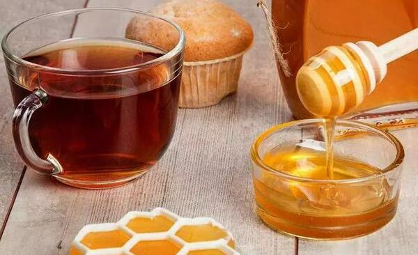 红茶能和蜂蜜一起喝吗，能（同喝味更好、营养更丰富）