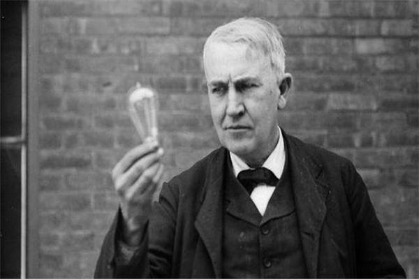 电灯的真正发明者是谁 为什么说电灯是爱迪生发明的