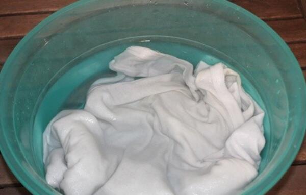 怎样洗白衬衣上的黄渍，放冰箱冷冻（用84消毒液浸泡）