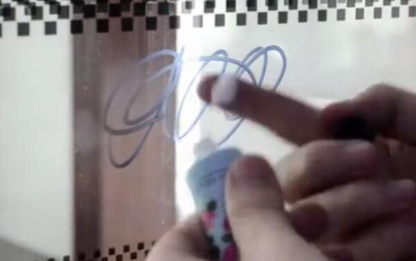 玻璃门上的签字笔印去除小妙招，护手霜+纸巾轻松擦除