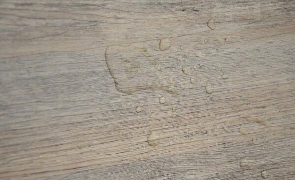 木地板发霉怎么清理干净，用漂白水清洗（发霉严重需更换）