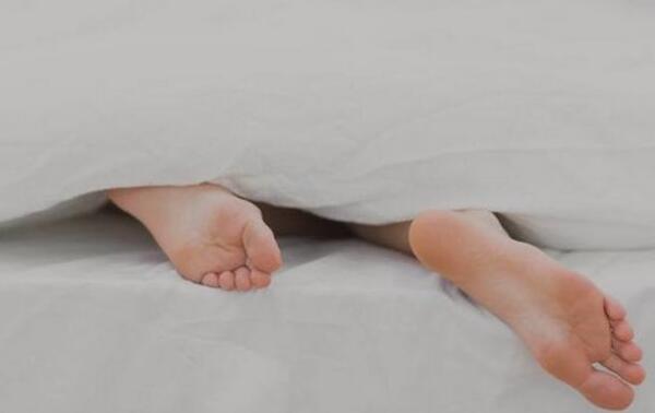 睡觉不盖脚的害处，容易着凉（对身体健康很不利）
