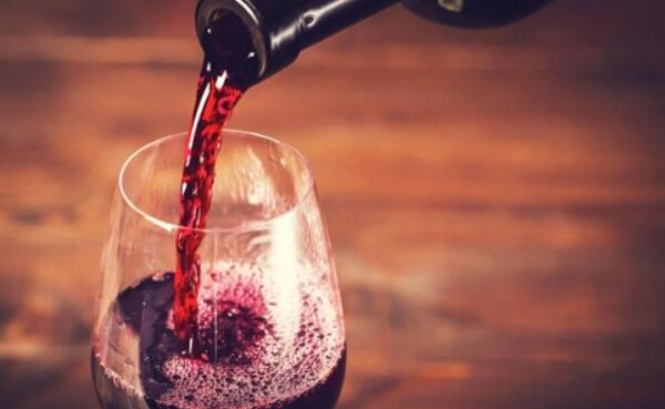 干红葡萄酒的功效与作用，防治感冒（常喝提高记忆力）