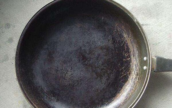 不粘锅的原理，锅内有特氟龙涂层（无毒易清洁不粘锅）