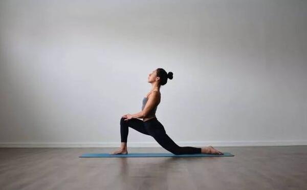 最减肥的瑜伽动作，练好4个动作轻松减肥（一月见效）