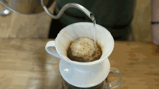 咖啡用多少度的水冲，90摄氏度左右（沸水冲泡影响口感）