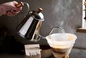 咖啡用多少度的水冲，90摄氏度左右（沸水冲泡影响口感）
