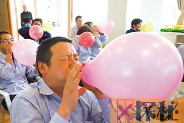 世界上最大肺活量的人:曼吉特辛格吹出直径2.4米的气球