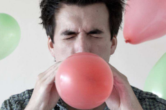 世界上最大肺活量的人:曼吉特辛格吹出直径2.4米的气球