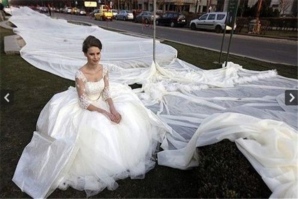世界上最长的婚纱 4100米长颜值超高（价值4万左右）