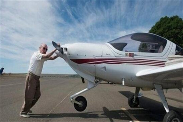 世界上最年长的飞行员 99岁生日再次起飞（厄尼·史密斯）