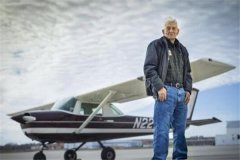 世界上最年长的飞行员 99岁生日再次起飞（厄尼·史密斯）