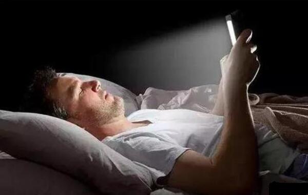 躺着玩手机的危害，影响视力/损伤皮肤（影响颈椎和睡眠）