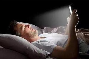 躺着玩手机的危害，影响视力/损伤皮肤（影响颈椎和睡眠）