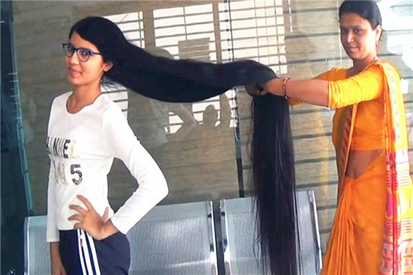 世界上头发最长的青少年 尼兰世帕特尔（头发170.5厘米长）