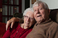 世界上最老的新婚夫妇:65岁相识(婚后总年龄超194岁)