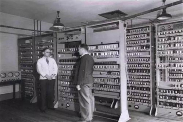 世界上第一个程序员 编写了首款电脑程序推动计算机发展
