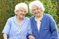106岁世界上最老双胞胎 经历人类登月球和二战