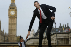 世界上最高的人苏尔坦·科森:身高2.46米(走路靠拐杖)