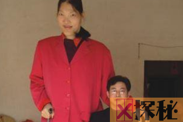 世界最高的女人姚德芬:一顿能吃6碗炒面(身高达2.33米)
