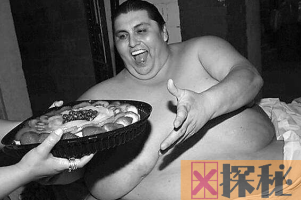 世界上最胖的男人曼努埃尔·乌里韦:重半吨(无法行走)