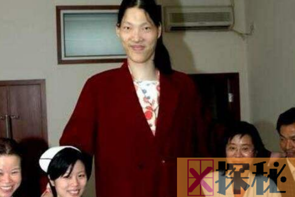 世界最高的女人姚德芬:一顿能吃6碗炒面(身高达2.33米)
