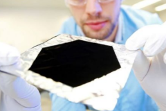 最好的黑色吸光材料:几乎能和黑洞媲美(吸光率达99.9%)