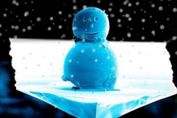 世界上最小的雪人:仅三颗硅球堆叠而成(不到3微米高)