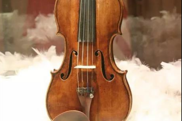 世界上最贵的小提琴:价值1亿多元(近300多年的历史)