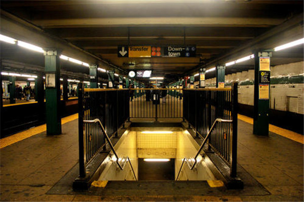 世界上唯一24小时运营地铁 方便每一位乘客24小时出行
