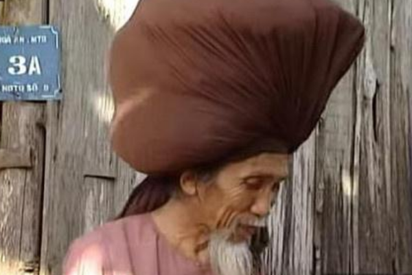 世界上头发最长的男人:头发像蟒蛇缠在头顶(长达6.8米)